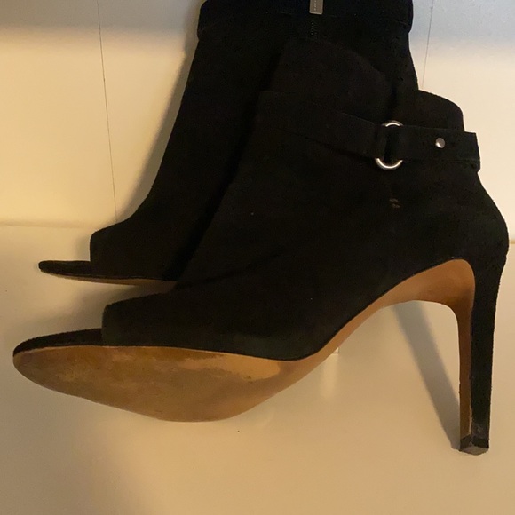 BCBC black suede peep toes booties with 3.5 inch heel - Picture 4 of 4